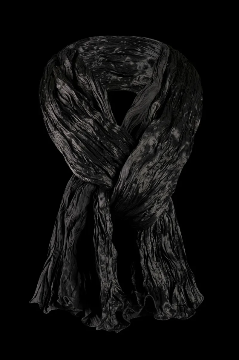 Silk scarf in crepe satin | Black