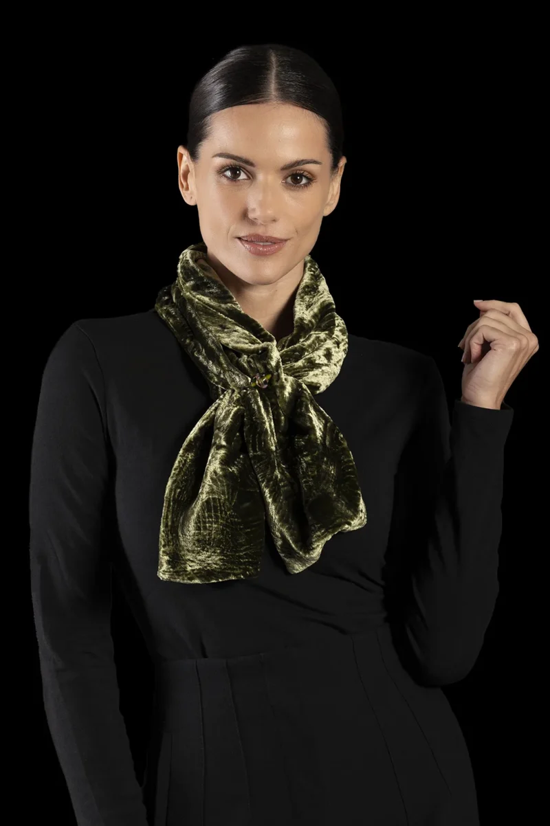 Furrowed velvet scarf with Murano glass beads | Olive green