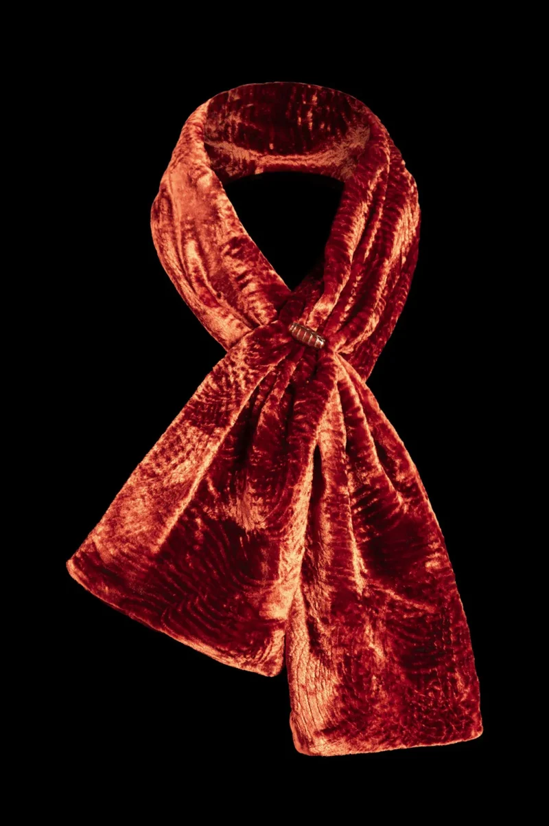 Furrowed velvet scarf with Murano glass beads | Red