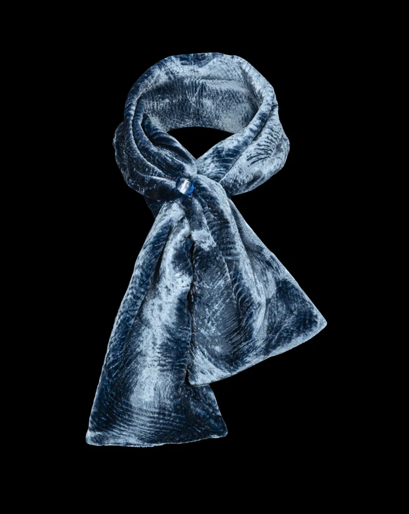 Furrowed velvet scarf with Murano glass beads | Candy blue