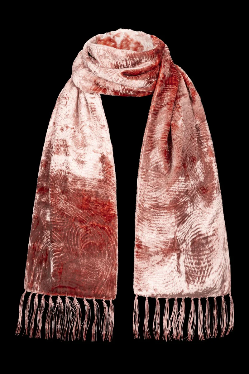 Furrowed velvet scarf with fringes | Cinnamon