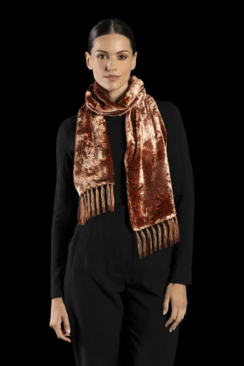 Furrowed velvet scarf with fringes | Tobacco Brown