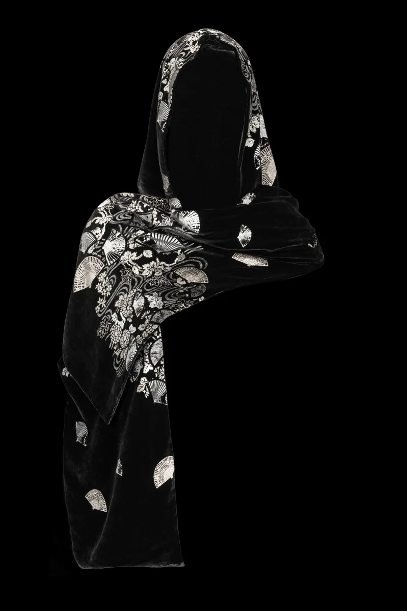 Printed velvet hooded shawl | Ventagli Black & Silver