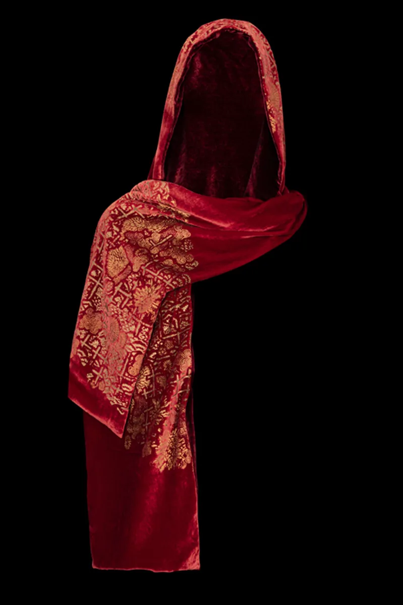 Printed velvet hooded shawl | Crisantemi Red