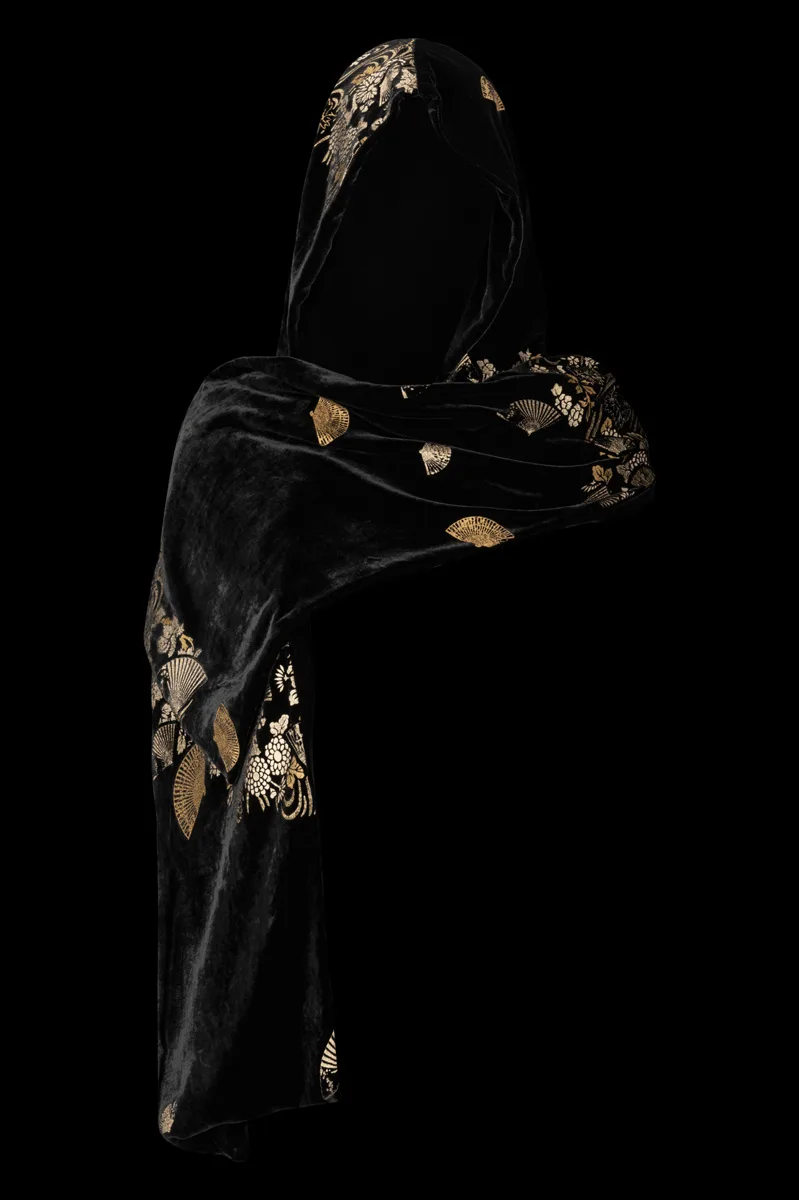 Printed velvet hooded shawl | Ventagli Black with gold print
