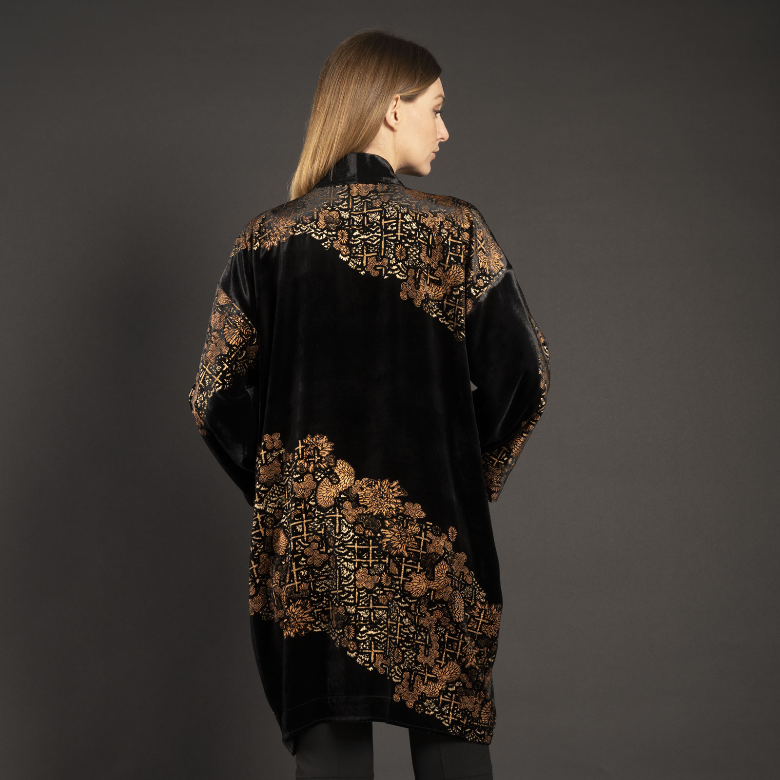 Isabel | Printed velvet Kimono Coat | Crisantemi Black