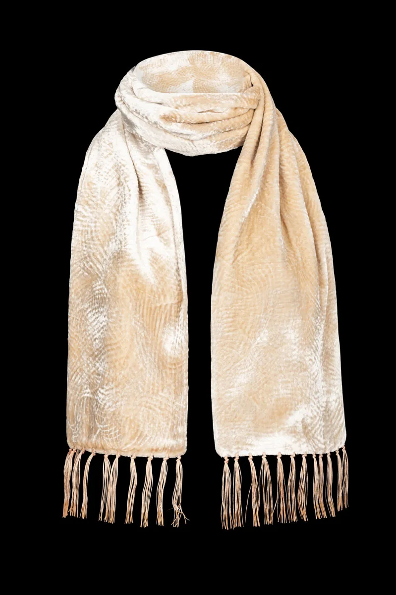 Furrowed velvet scarf with fringes | Powder pink
