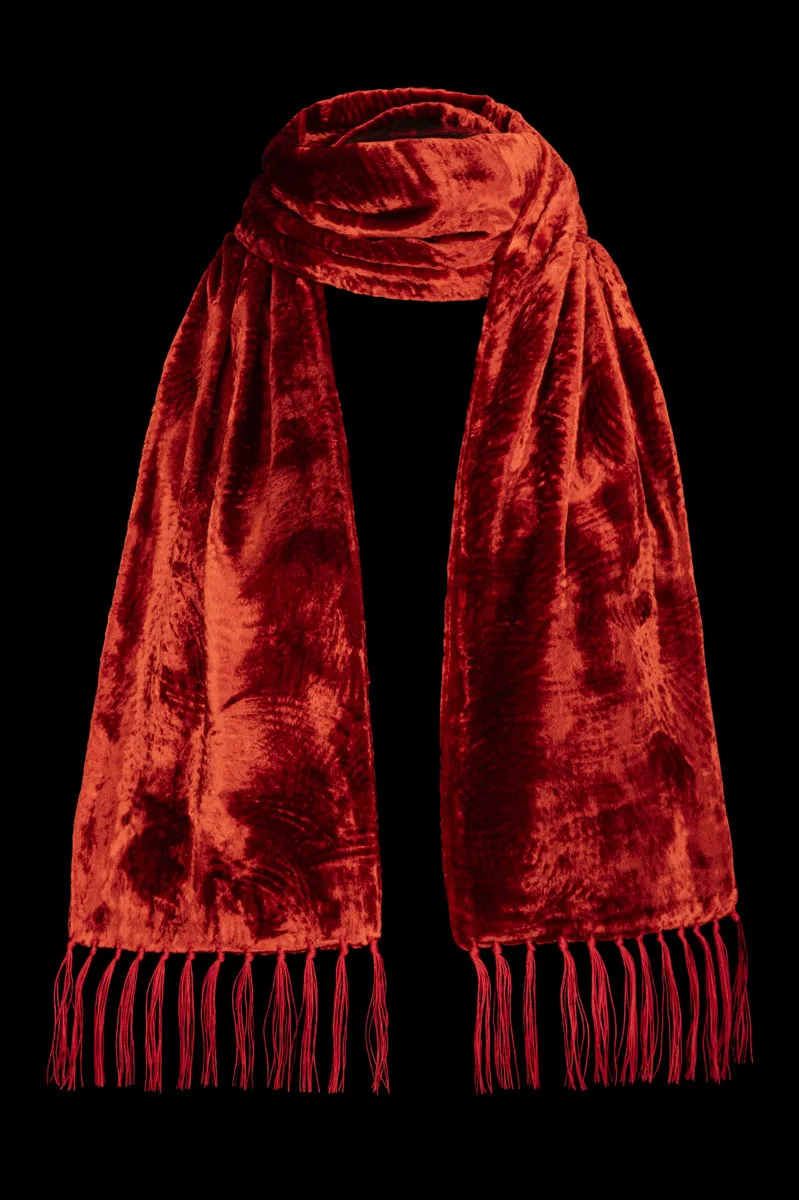 Furrowed velvet scarf with fringes | Red