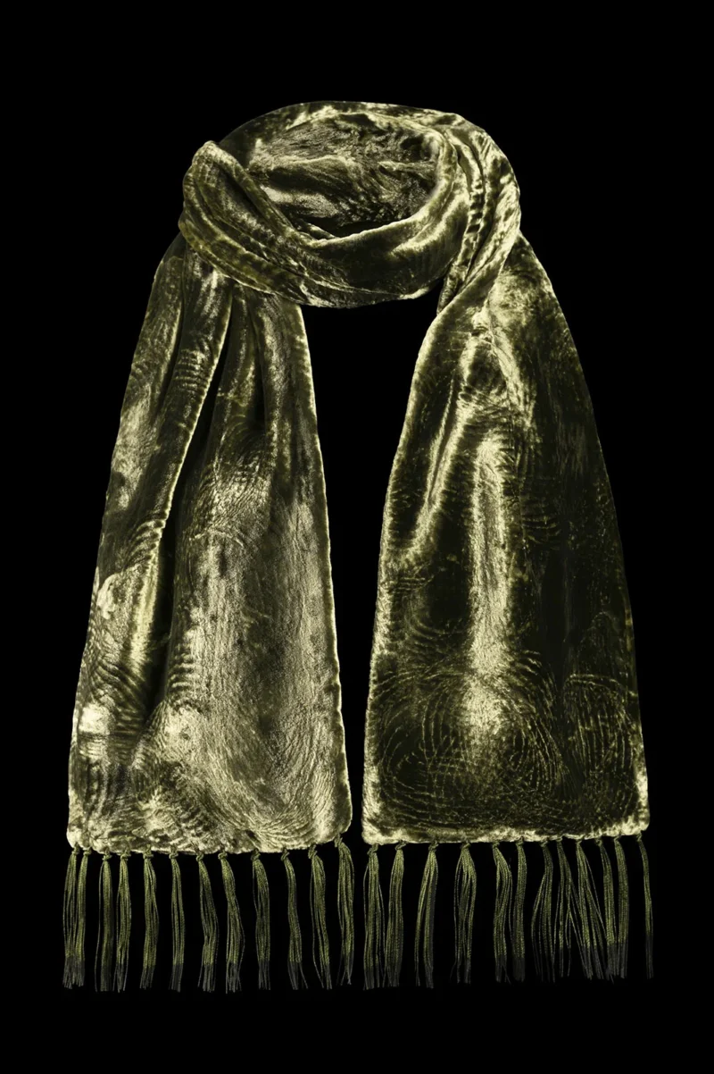 Furrowed velvet scarf with fringes | Olive green