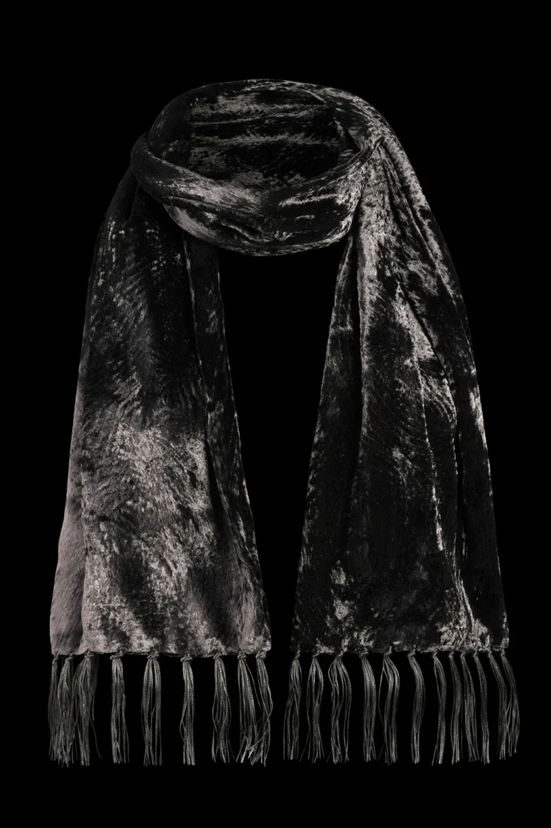 Furrowed velvet scarf with fringes | Black