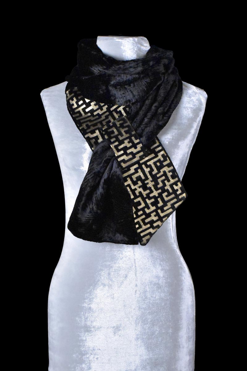 Furrowed velvet scarf with printed detail | Labirinto Black