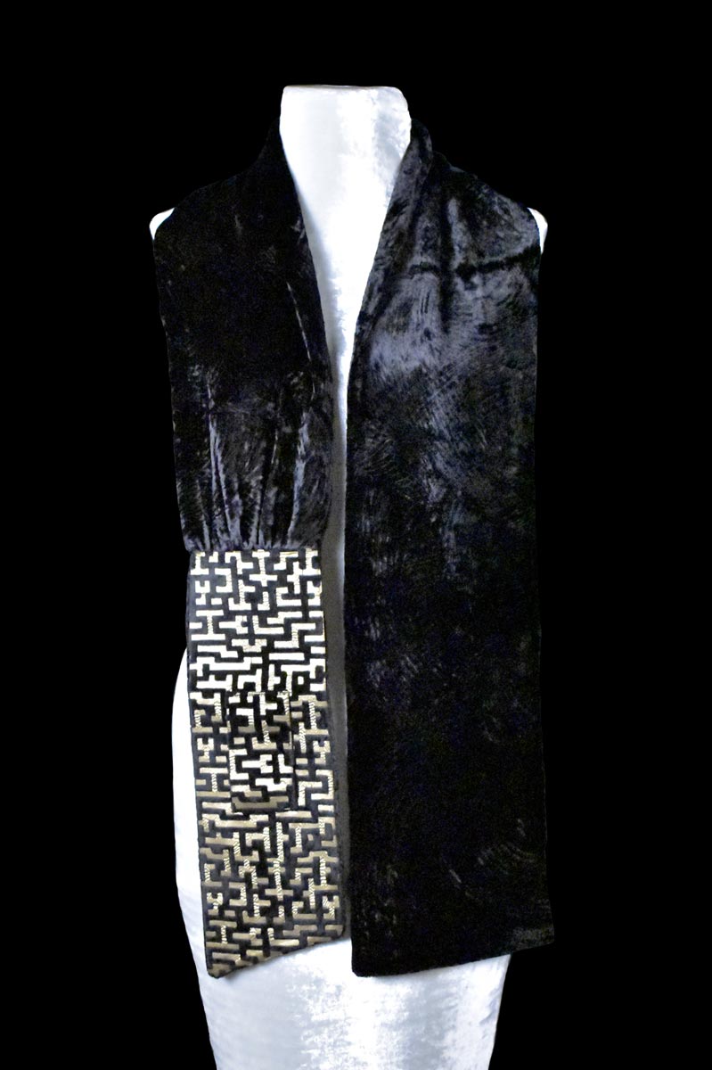 Furrowed velvet scarf with printed detail | Labirinto Black - Image 2