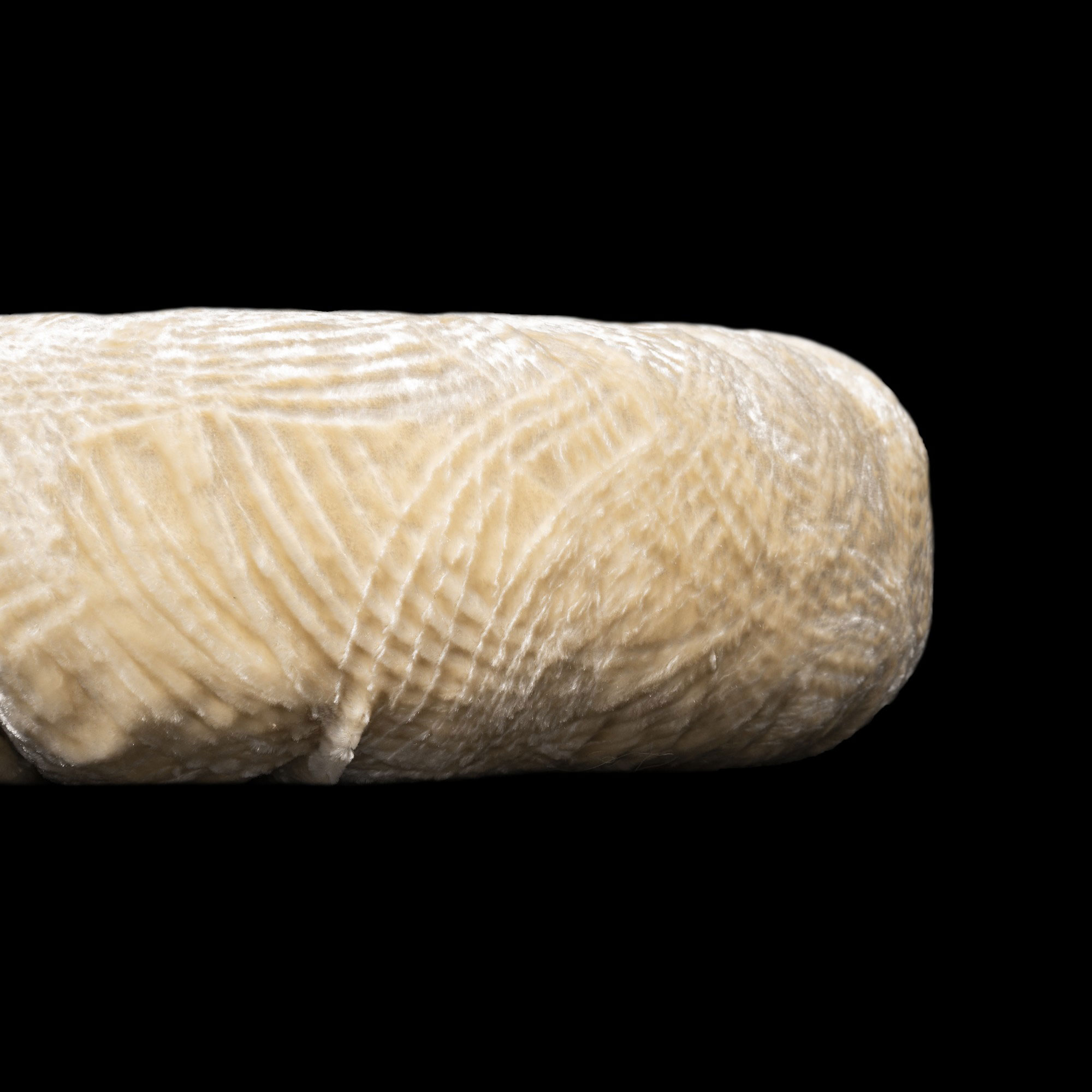 Furrowed velvet round ivory cushion - Image 2