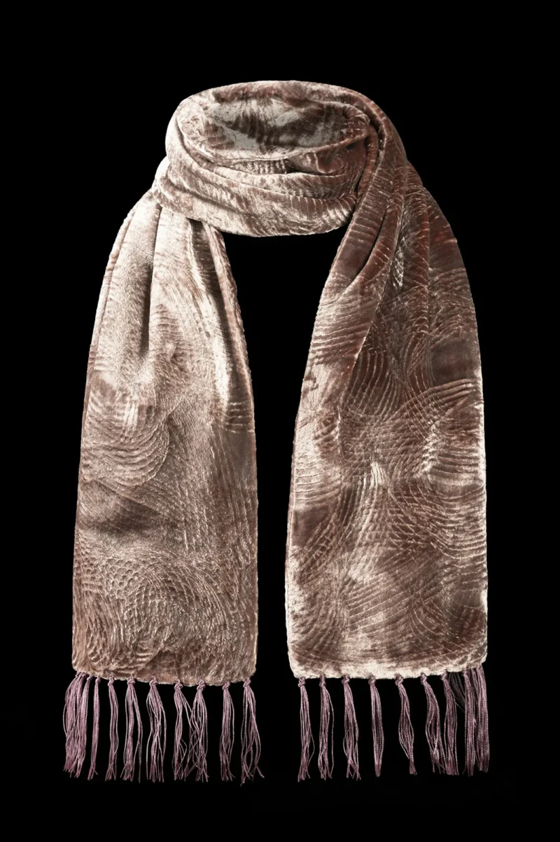Furrowed velvet scarf with fringes | Mauve