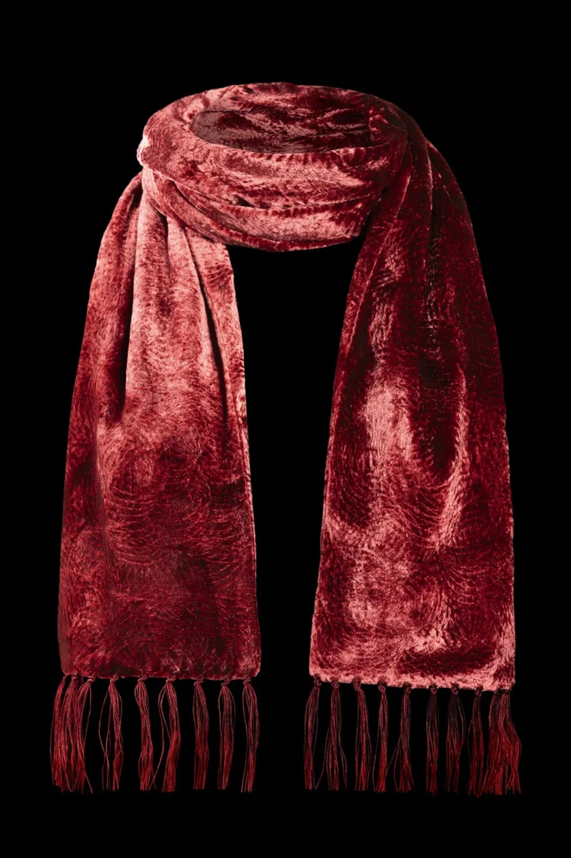 Furrowed velvet scarf with fringes | Ruby