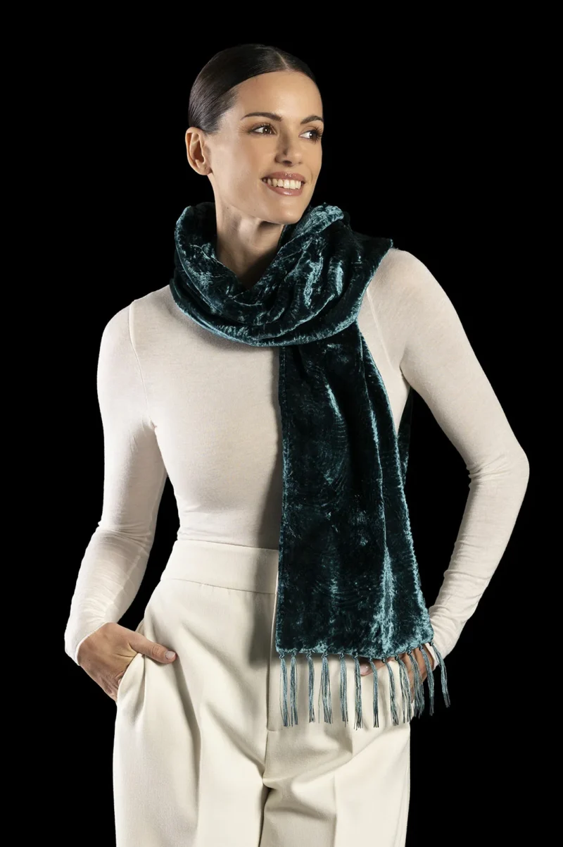Furrowed velvet scarf with fringes | Teal