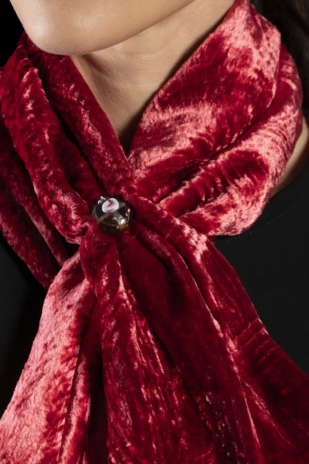 Furrowed velvet scarf with Murano glass beads | Ruby - Image 3