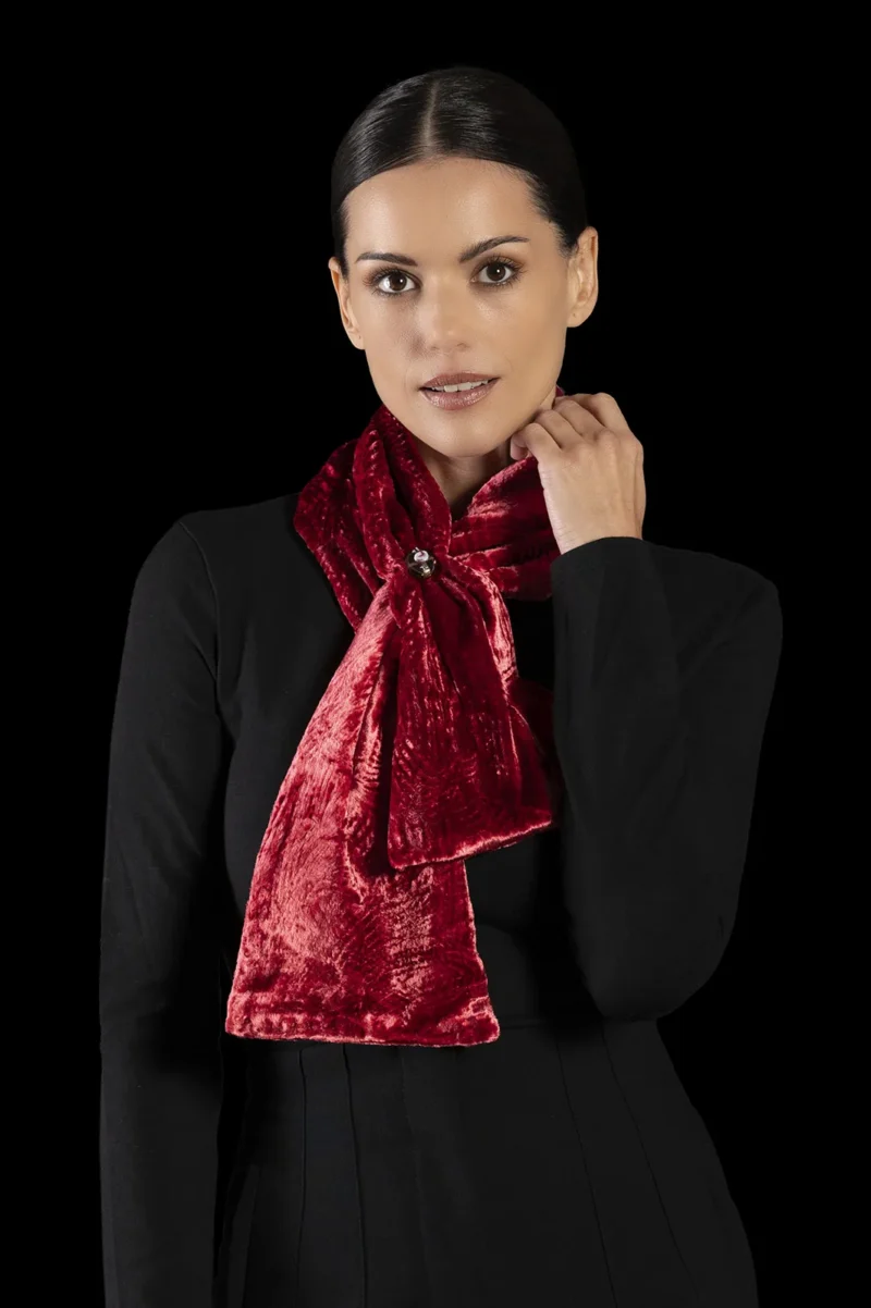 Furrowed velvet scarf with Murano glass beads | Ruby
