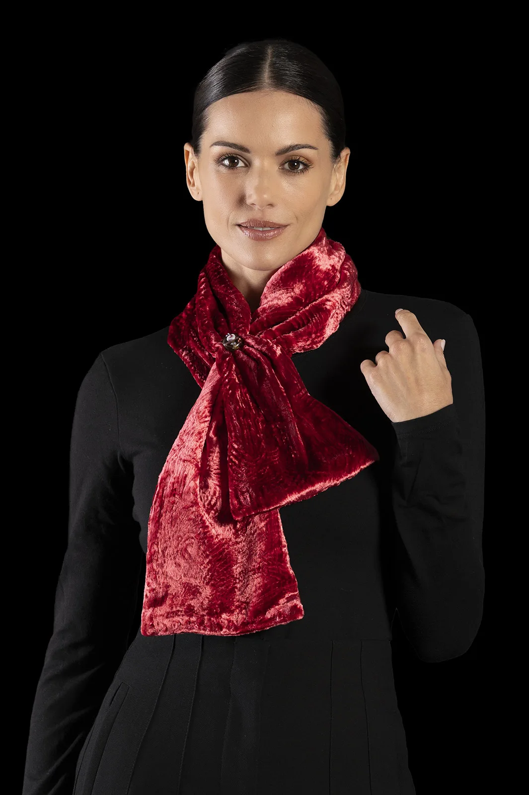 Furrowed velvet scarf with Murano glass beads | Ruby - Image 2